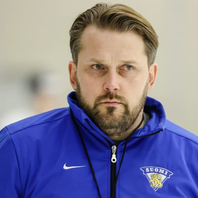 Antti Pennanen på isen under ett träningspass.