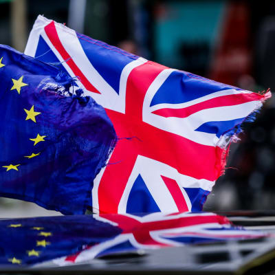 EU:s och Storbritanniens flaggor sida vid sida.
