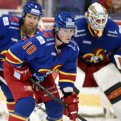 Jokerispelare kollar på pucken.