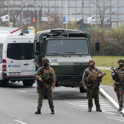 Polis och militär bevakar flygplatsen i Bryssel.