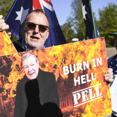 Demonstranter kräver att kardinalen George Pells dom inte ska hävas då fallet behandlas i högsta domstolen.