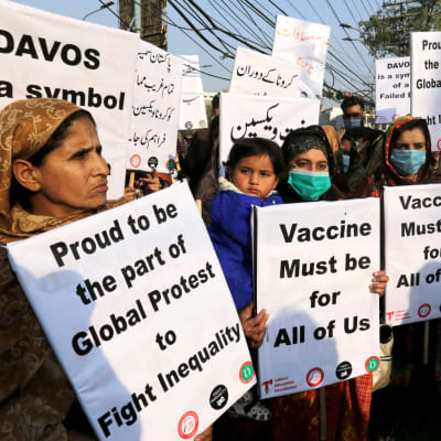 Lahoressa, Pakistanissa osoitettiin viime perjantaina mieltä rokotteiden tasapuolisen jakelun puolesta.