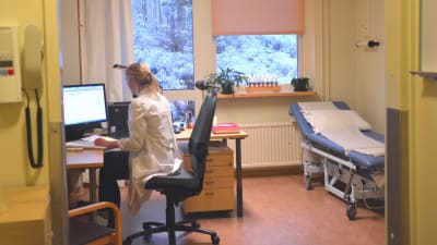Anna Hoverfelt i sitt mottagningsrum vid Ekenäs hälsostation