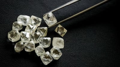 Närbild av oslipade diamanter