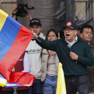 Colombias president Gustavo Petro viftade med den colombianska flaggan under sitt 1 maj-tal på onsdagen. 