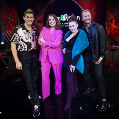 Robin, Eva Frantz, BESS och Mikko Silvennoinen under inspelningen av Viisukupla - Eurovisionsbubblan 2022.