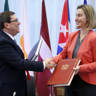 Kubas utrikesminister Bruno Rodriguez Parilla skakar hand med EU:s Federica Moghereini.