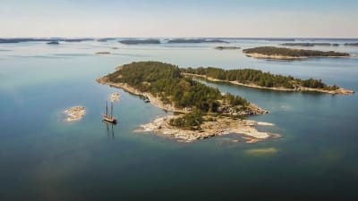 Ilmakuva Dalskär-saaresta ja purjealus kaljaasi Olgasta.