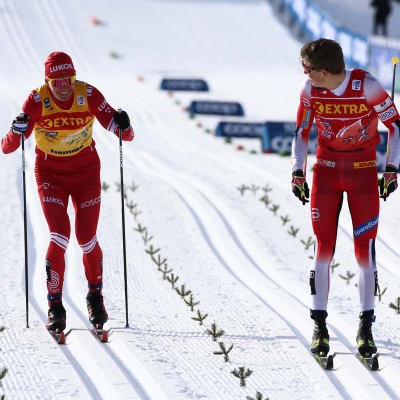 Johannes Hösflot Kläbo före Aleksandr Bolsjunov på upploppet.