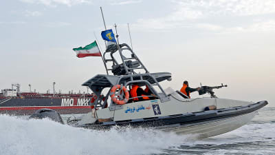 Patrullbåter som tillhör Irans Islamiska revolutionsgarde lade beslag på en utländsk tanker på söndagen