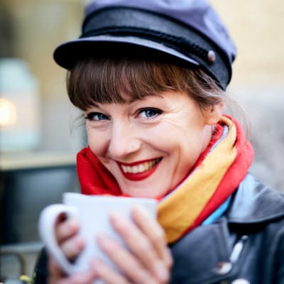 Porträttfoto på Lena Frölander-Ulf med kaffekopp.