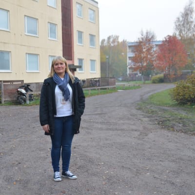 Petra Lindström, vd för Hangö Hyreshus Ab, utanför ett av hyreshusen på Halmstadsgatan.