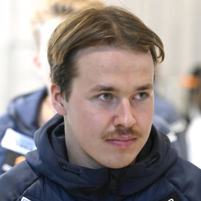 Arsi Ruuskanen lähikuvassa Hiihtoliiton tiedotustilaisuudessa.