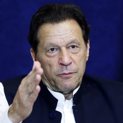 Imran Khan på en presskonferens.