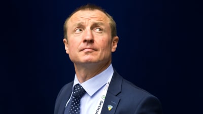 Jere Lehtinen tittar uppåt.