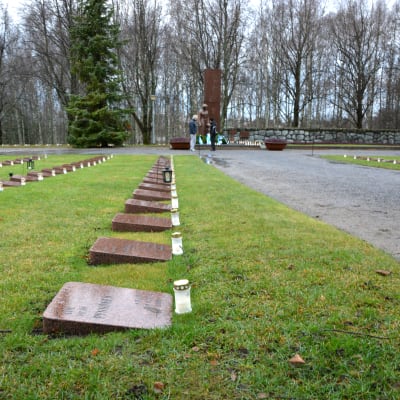 Kransar på hjältegraven i Vasa på självständighetsdagen 2015.