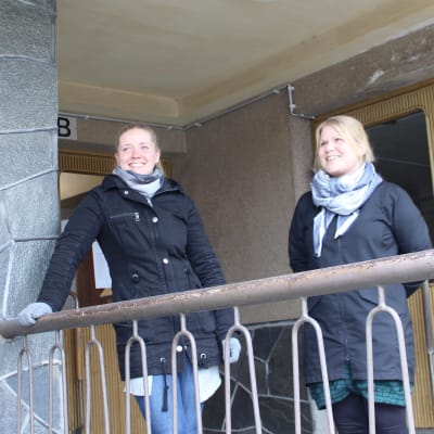 två kvinnor utanför Halmstadgården i Hangö