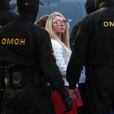 Säkerhetsstyrkor omringar kvinnliga demonstranter i Minsk.