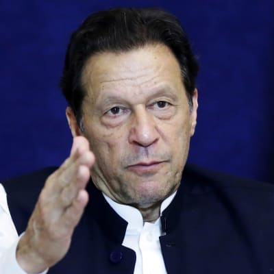 Imran Khan på en presskonferens.