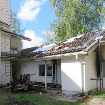 EN eldsvåda förstörde en lägenhet i det så kallade Sparbankshuset i Tenala.