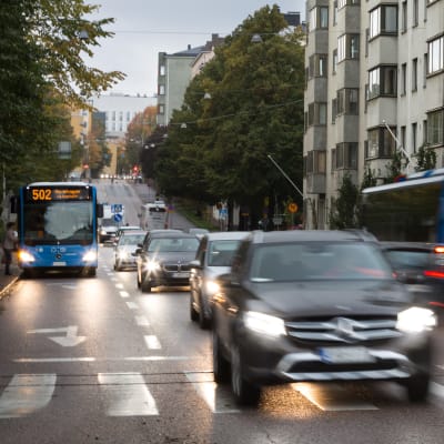 Autoja liikenteessä Helsingissä hämärässä.