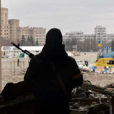 Förödelse i stadskärnan i Ukrainas näst största stad Charkiv där Ryssland genomförde en raketattack mot stadens myndighetsbyggnad tidigare under tisdagen. 
