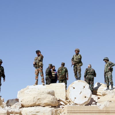 Syriska styrkor som återintog Palmyra förra veckoslutet har funnit en massgrav då de finkammade staden på jakt efter minor.