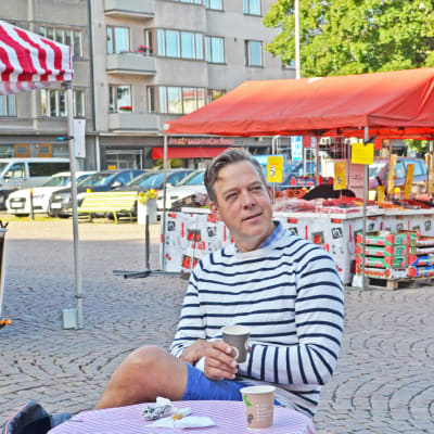 Riko Eklundh dricker morgonkaffe på Tölö torg