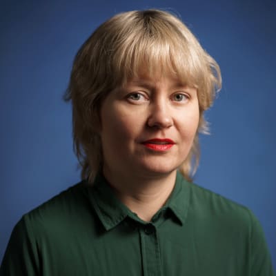  Ylen kolumnisti Susanna Hast studiokuvassa.