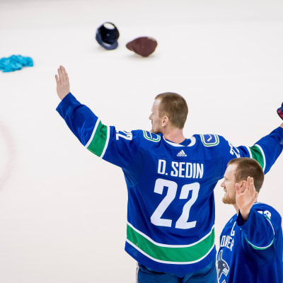 Henrik och Daniel Sedin efter sin sista NHL-match i Vancouver.