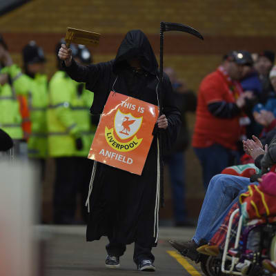 En person utklädd till en lieman under Liverpools match.