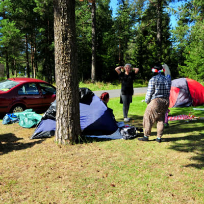 Hängivna fans tältar dagen före konserten.