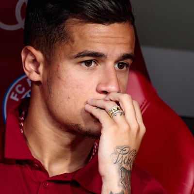 Coutinho ser sammanbiten ut med handen framför munnen.