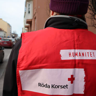 Röda korsets frivillig på en gata