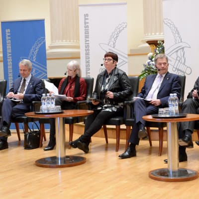 Presidentkandidaterna på rad under Försvarskursföreningens presidentvalsdebatt.