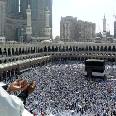 Indisk muslim ber i närheten av Kaaba