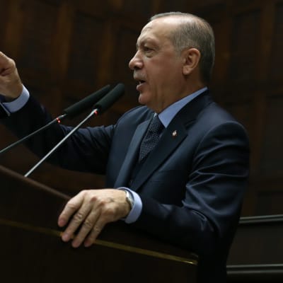 Recep Tayyip Erdogan talar till parlamentet.