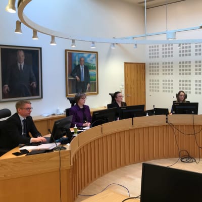 Rovaniemen hovioikeuden jäseniä aloittelemassa Kittilän virkarikosoikeudenlkäynnin valmistelevaa istuntoa.