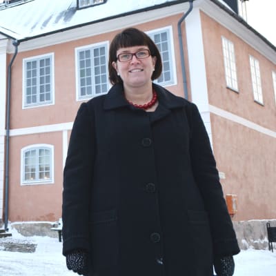 Mikaela Nylander framför Borgås gamla rådhus.