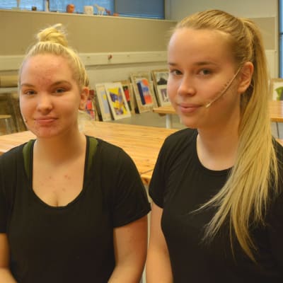 Bella Paasimäki och Fanny Kesti går tredje året på Vasa övningsskolas gymnasium.