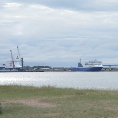 Västra hamnen sedd från tullstranden i Hangö.