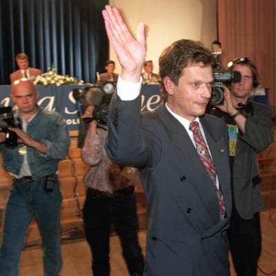 Vastavalittu kokoomuksen uusi puheenjohtaja Sauli Niinistö tervehtii kannattajiaan puoluekokouksessa Espoon Dipolissa elokuussa 1994.