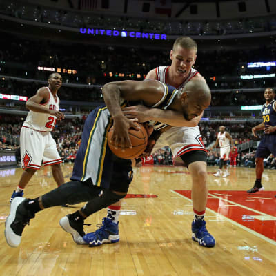 Erik Murphy krigar om bollen med Utah Jazz John Lucas III