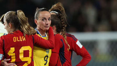 Kosovare Asllani tröstas av spanska spelare.