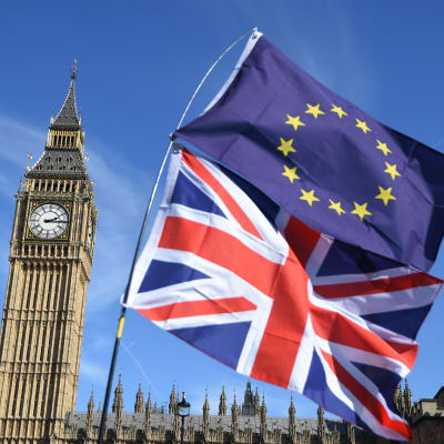 Europeiska och brittiska flaggan med Big Ben i bakgrunden