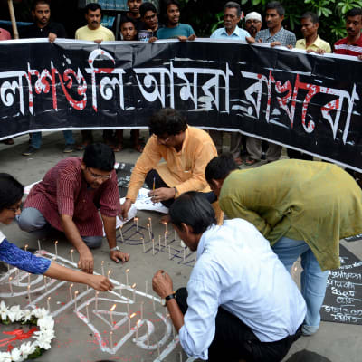 Människor tänder ljus för att hedra offren i attacken mot en restaurang i Dhaka, Bangladesh, den 2 juli 2016.