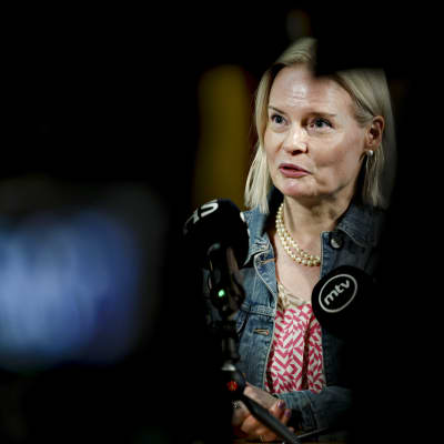 Riikka Purra median haastateltavana Säätytalossa 24. toukokuuta 2023.