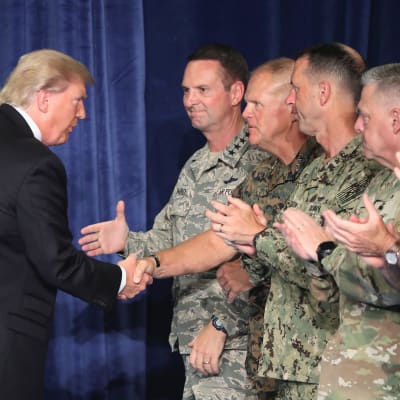 Donald Trump skakar hand med militära ledare innan han håller tal om USA:s närvaro i Afghanistan.
