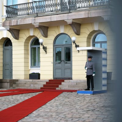 Punaiset matot Presidentinlinnan ovella.
