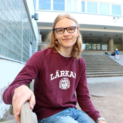 Dennis Svartbäck utanför Lärkan.
